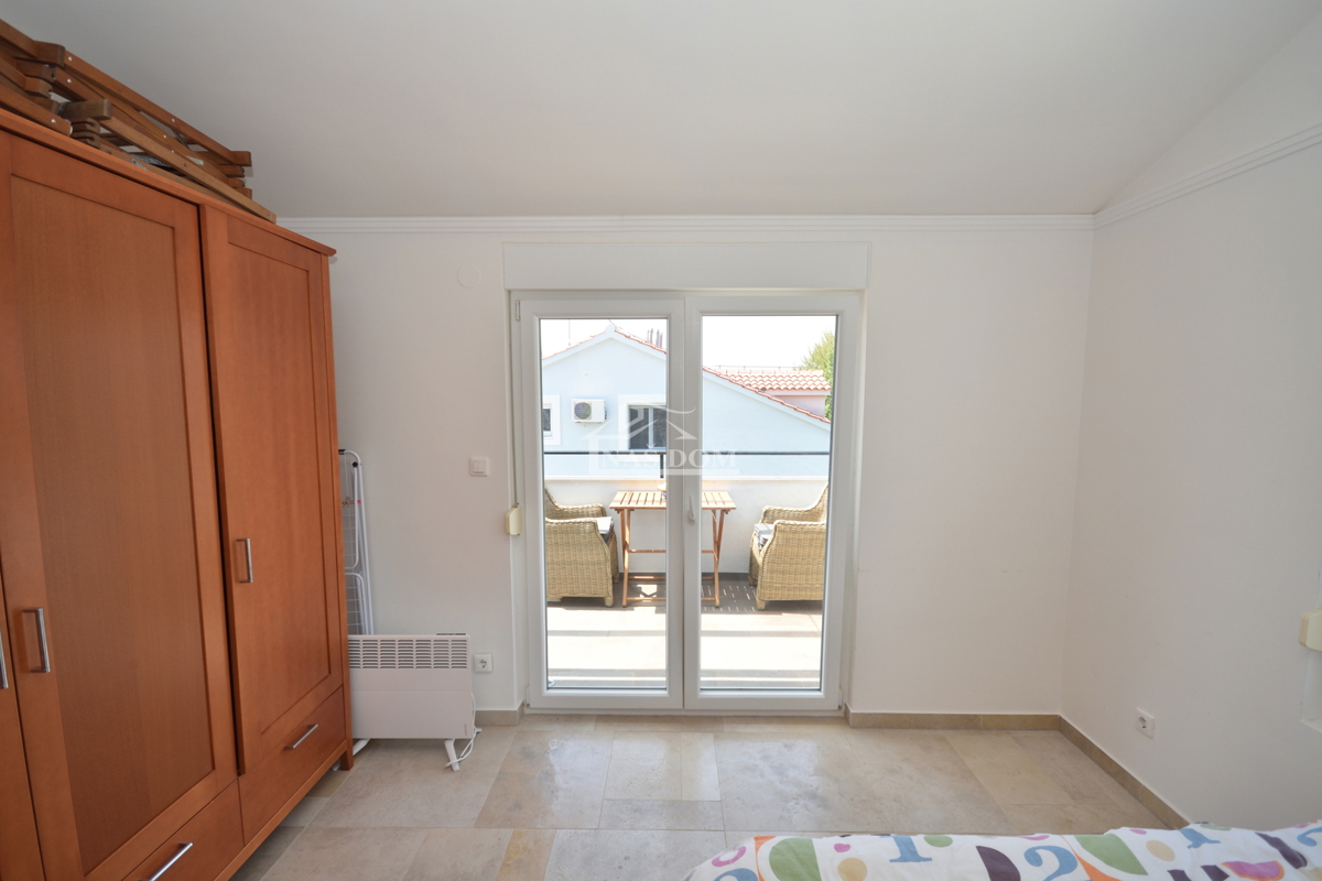 Tribunj - Enosobno stanovanje z galerijo, 450 m od plaže