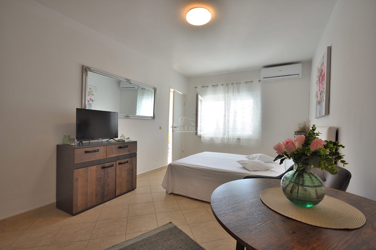 Vodice - hiša s 5 stanovanj 450 m od plaže