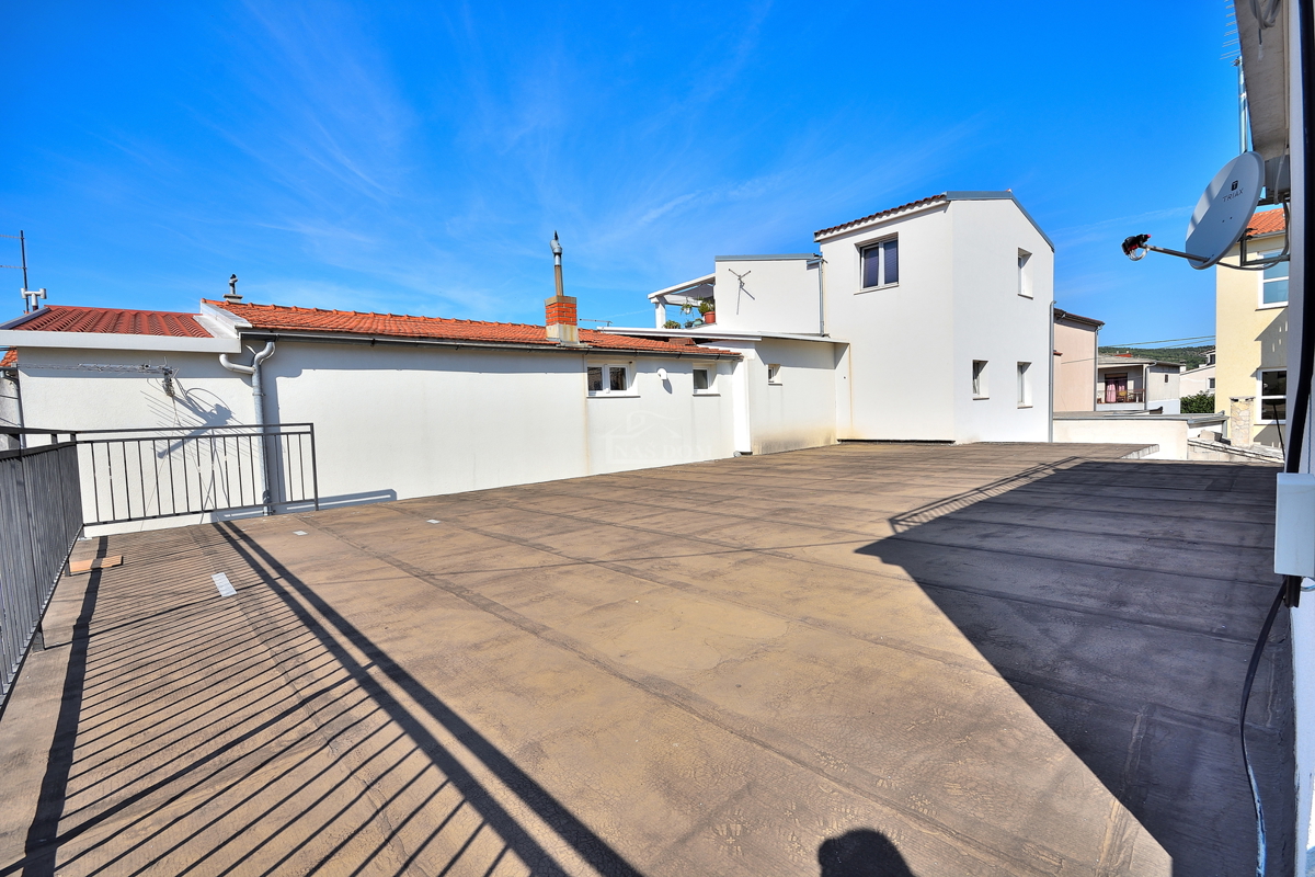 Vodice - hiša s 5 stanovanj 450 m od plaže