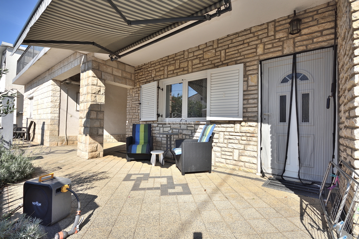 Vodice - hiša s 5 stanovanj 450 m od plaže