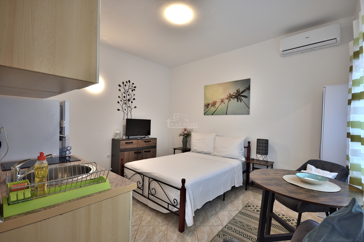 Vodice - hiša s 5 stanovanj 450 m od plaže