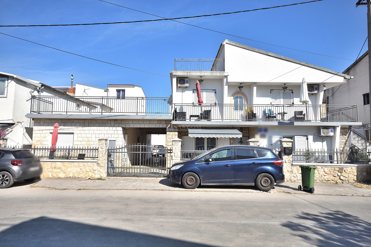 Vodice - hiša s 5 stanovanj 450 m od plaže