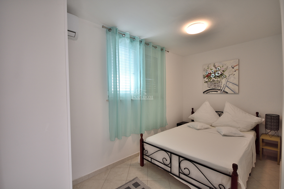 Vodice - hiša s 5 stanovanj 450 m od plaže