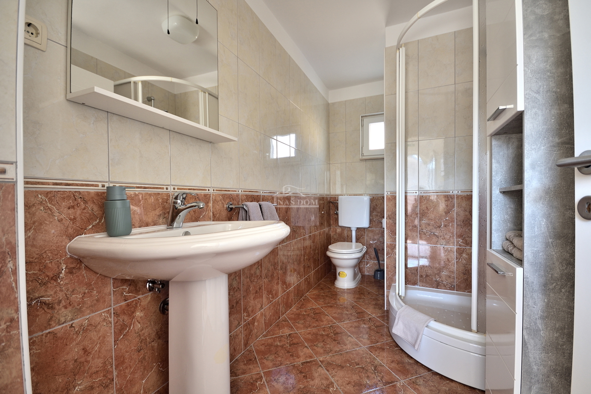 Vodice - hiša s 5 stanovanj 450 m od plaže