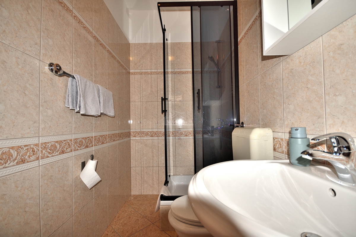 Vodice - hiša s 5 stanovanj 450 m od plaže