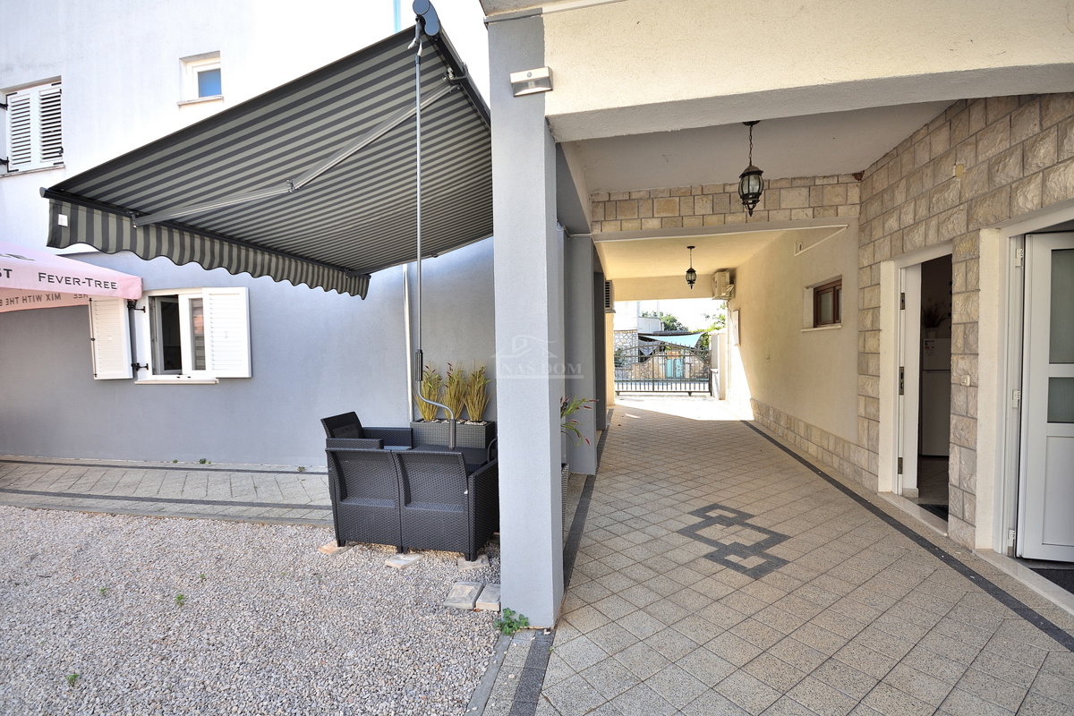 Vodice - hiša s 5 stanovanj 450 m od plaže