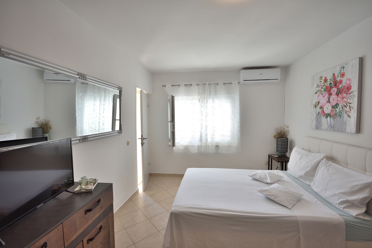 Vodice - hiša s 5 stanovanj 450 m od plaže