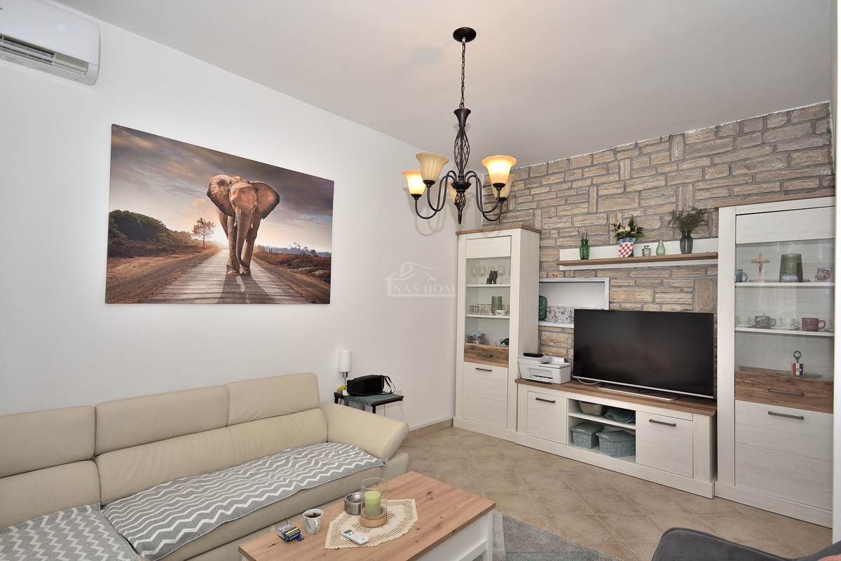 Vodice - hiša s 5 stanovanj 450 m od plaže