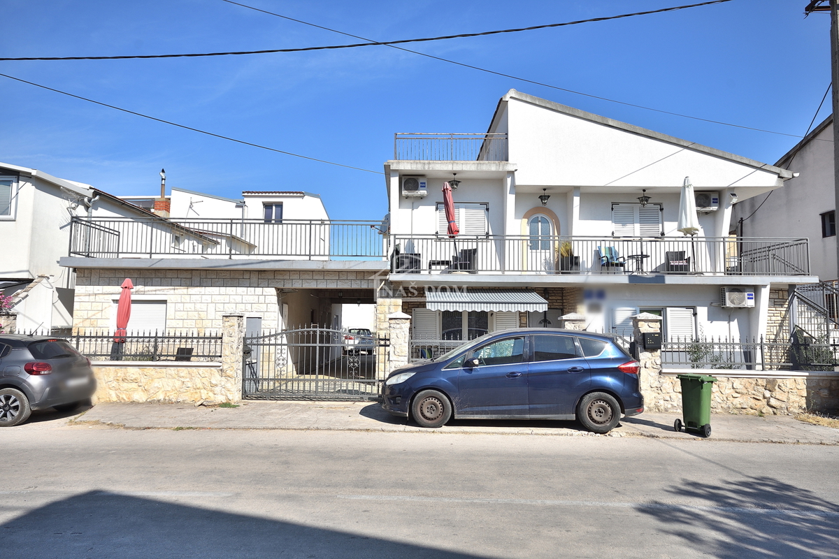 Vodice - hiša s 5 stanovanj 450 m od plaže