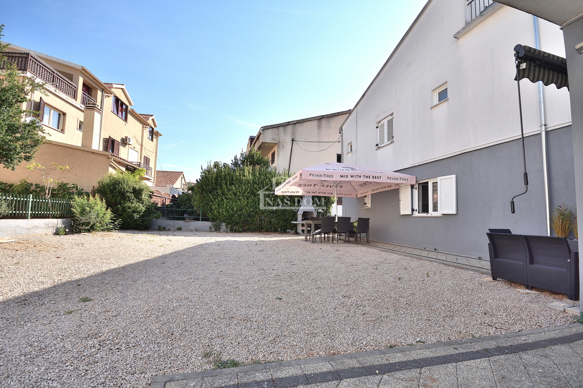 Vodice - hiša s 5 stanovanj 450 m od plaže