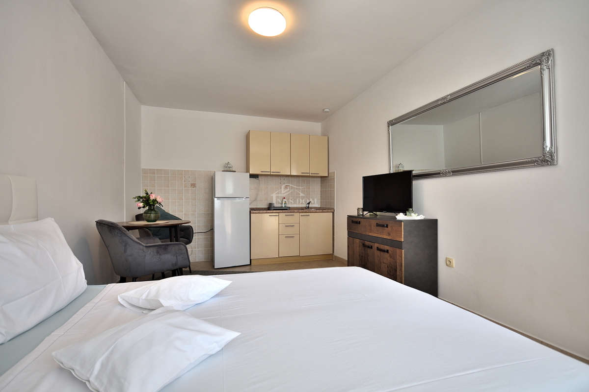 Vodice - hiša s 5 stanovanj 450 m od plaže