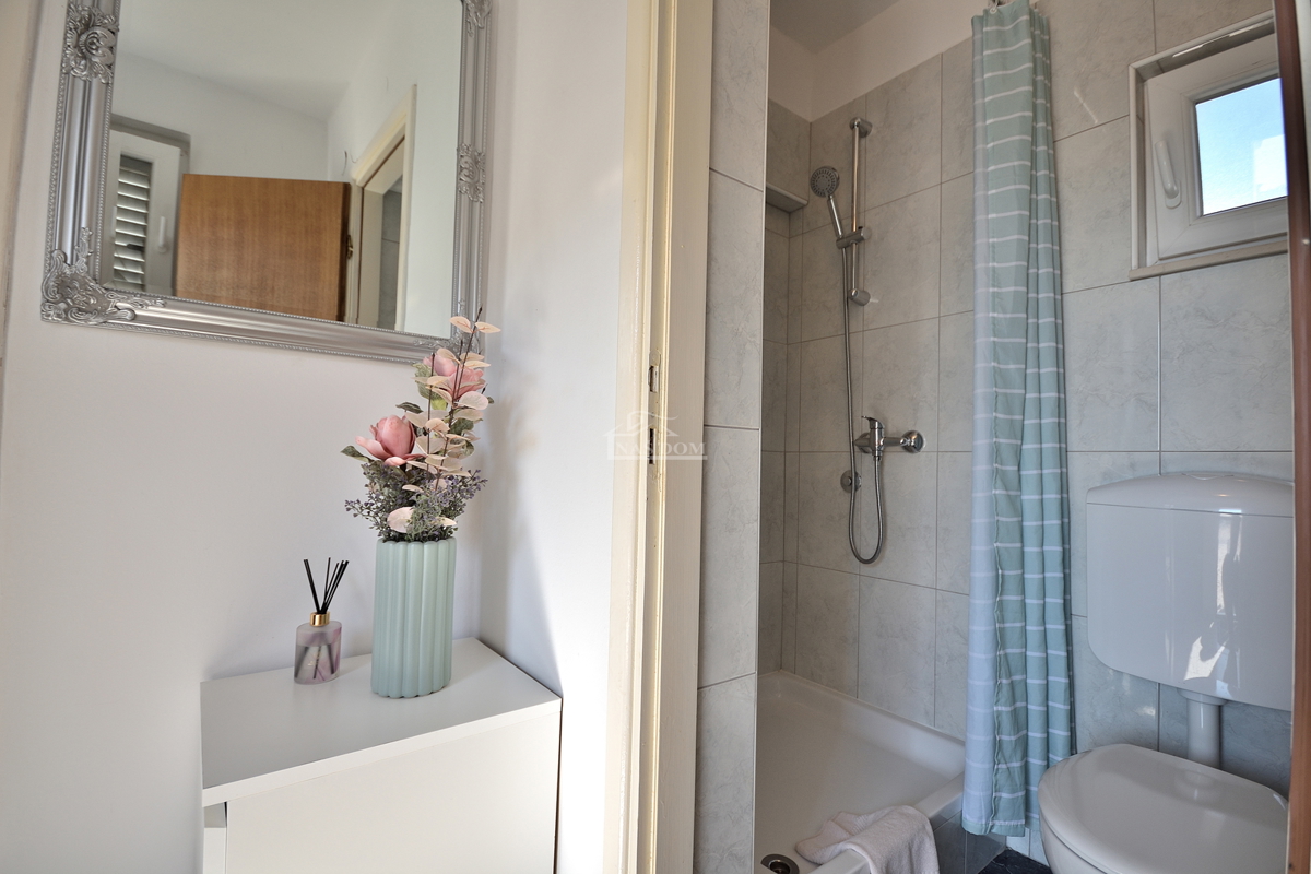 Vodice - hiša s 5 stanovanj 450 m od plaže