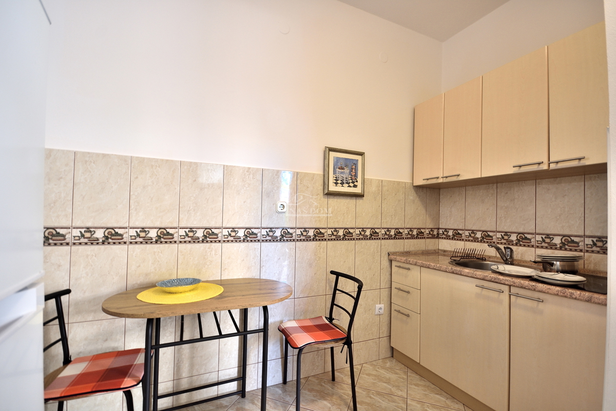 Vodice - hiša s 5 stanovanj 450 m od plaže