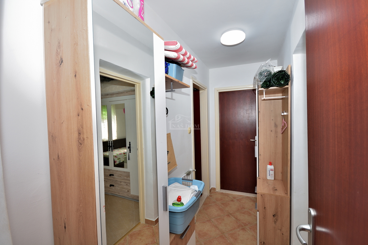 Vodice - hiša s 5 stanovanj 450 m od plaže