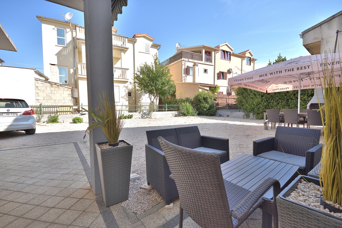 Vodice - hiša s 5 stanovanj 450 m od plaže