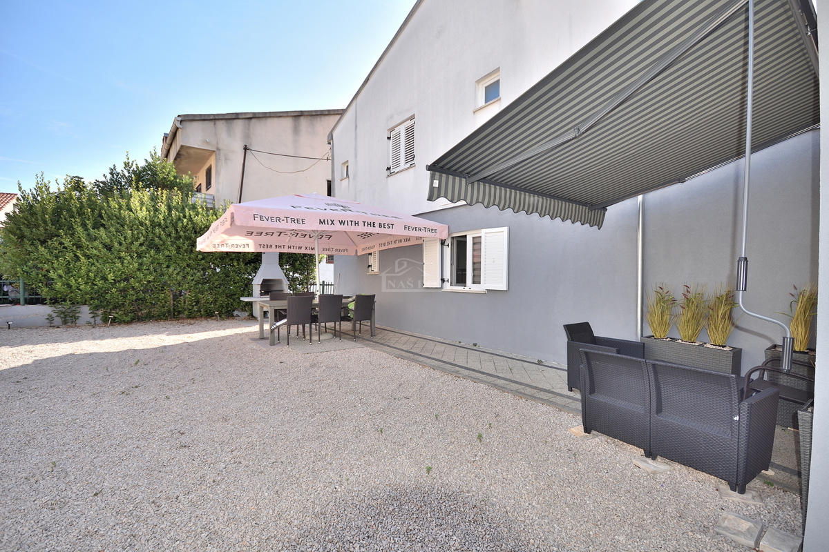 Vodice - hiša s 5 stanovanj 450 m od plaže