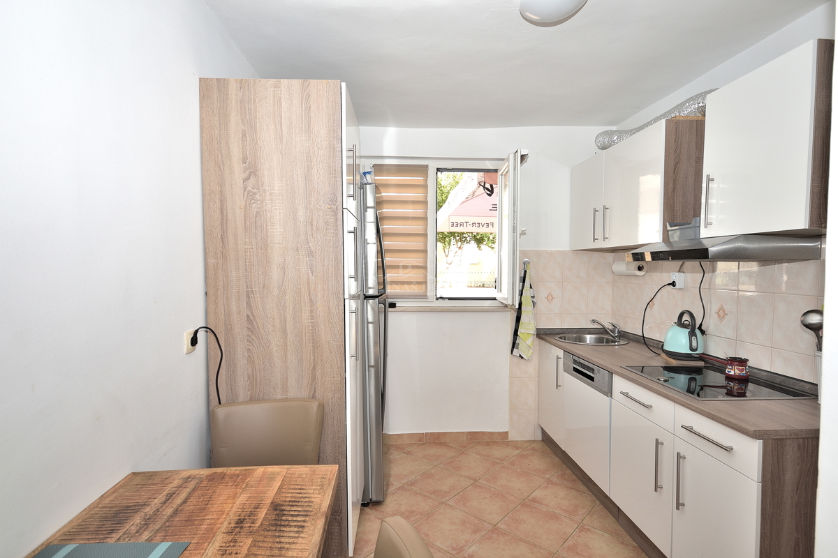 Vodice - hiša s 5 stanovanj 450 m od plaže