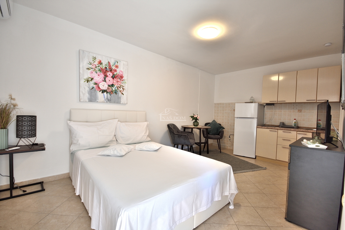 Vodice - hiša s 5 stanovanj 450 m od plaže