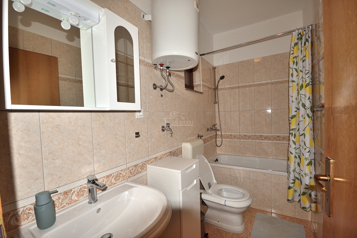 Vodice - hiša s 5 stanovanj 450 m od plaže