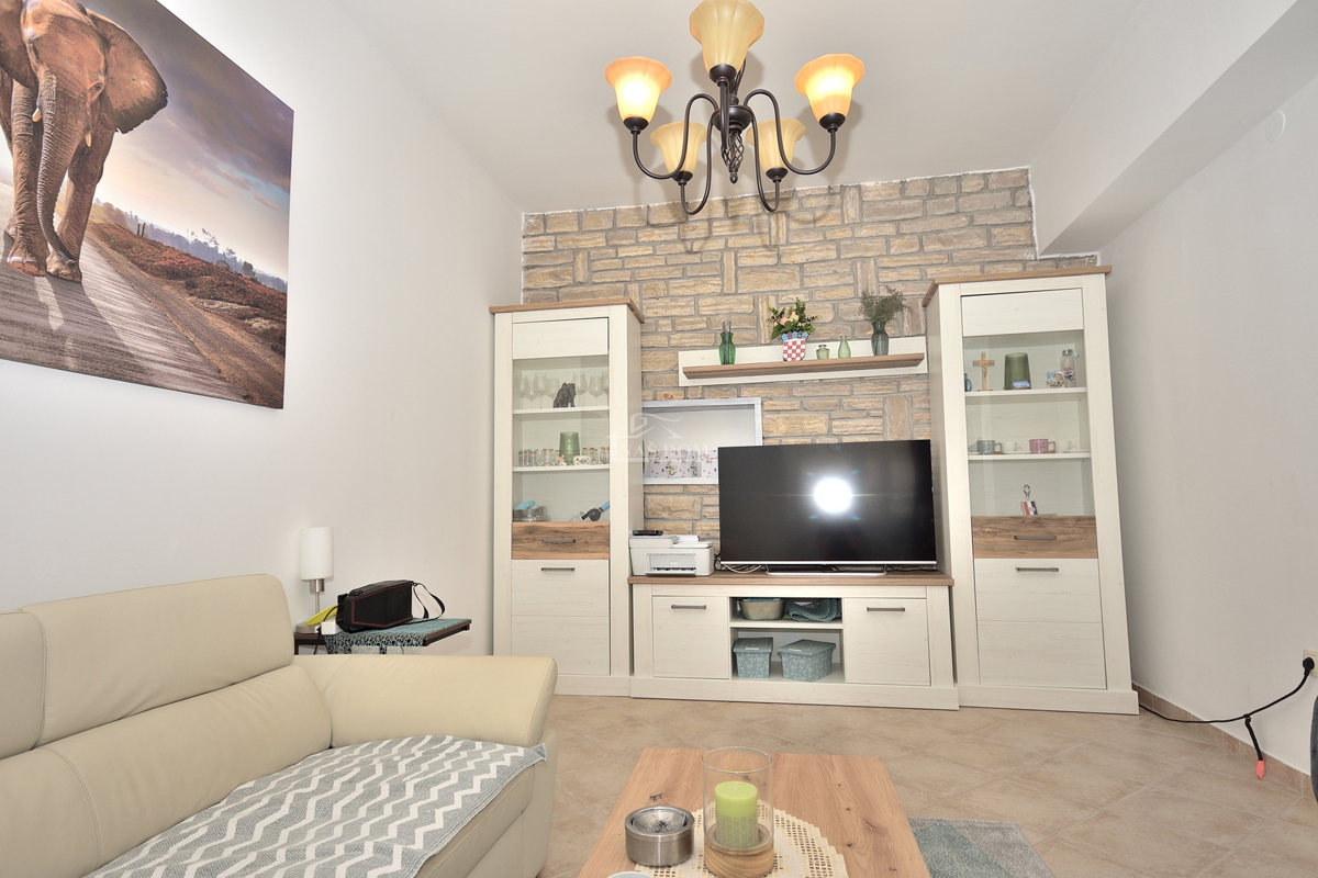 Vodice - hiša s 5 stanovanj 450 m od plaže