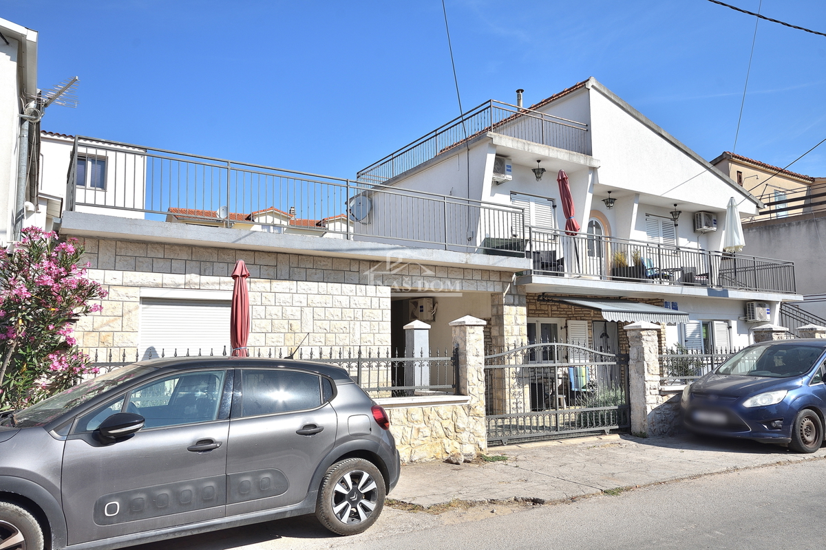 Vodice - hiša s 5 stanovanj 450 m od plaže