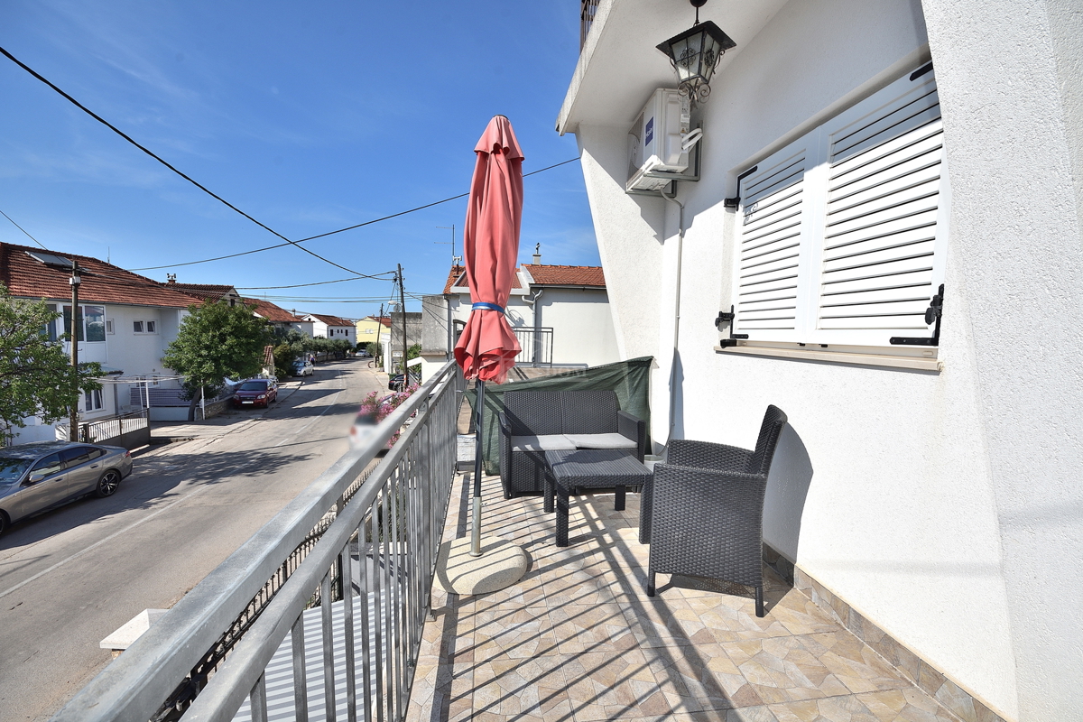 Vodice - hiša s 5 stanovanj 450 m od plaže