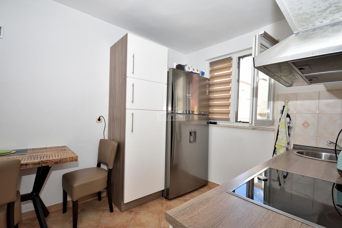 Vodice - hiša s 5 stanovanj 450 m od plaže