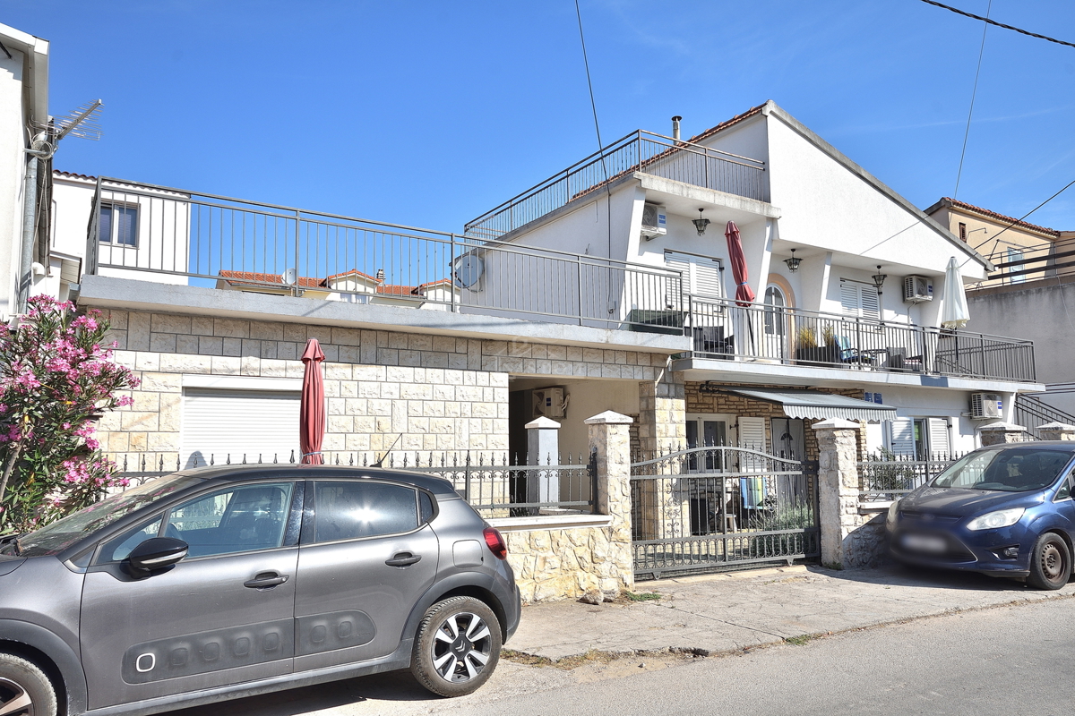 Vodice - hiša s 5 stanovanj 450 m od plaže