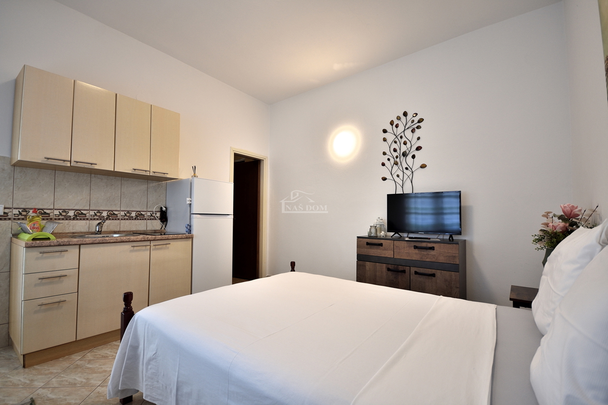 Vodice - hiša s 5 stanovanj 450 m od plaže