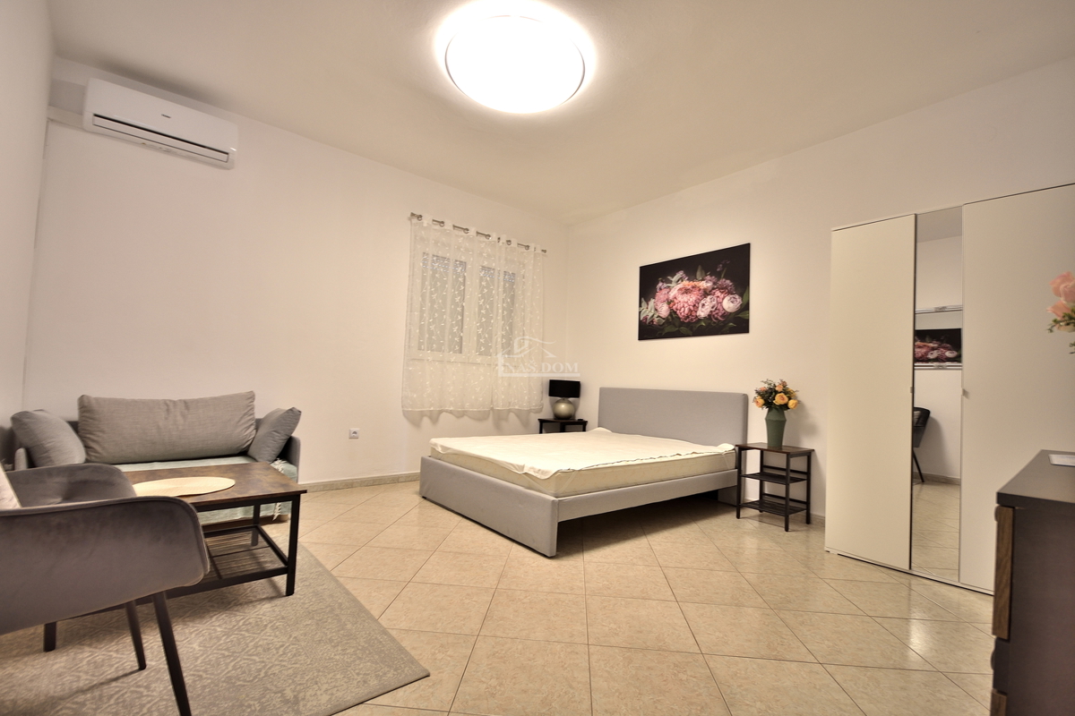 Vodice - hiša s 5 stanovanj 450 m od plaže