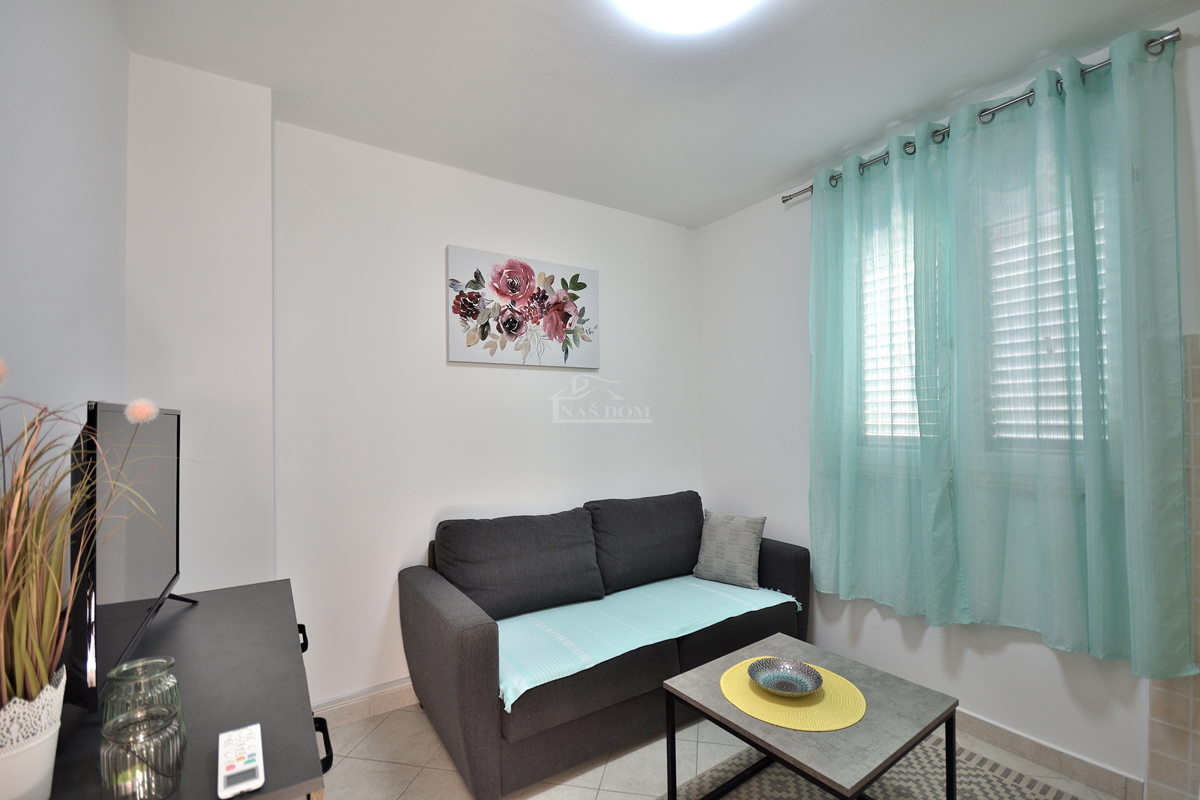 Vodice - hiša s 5 stanovanj 450 m od plaže