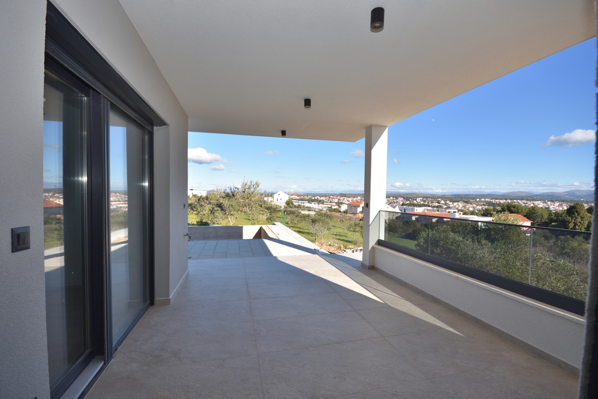 Vodice - dvojna hiša S2 s bazenom, pogled na morje