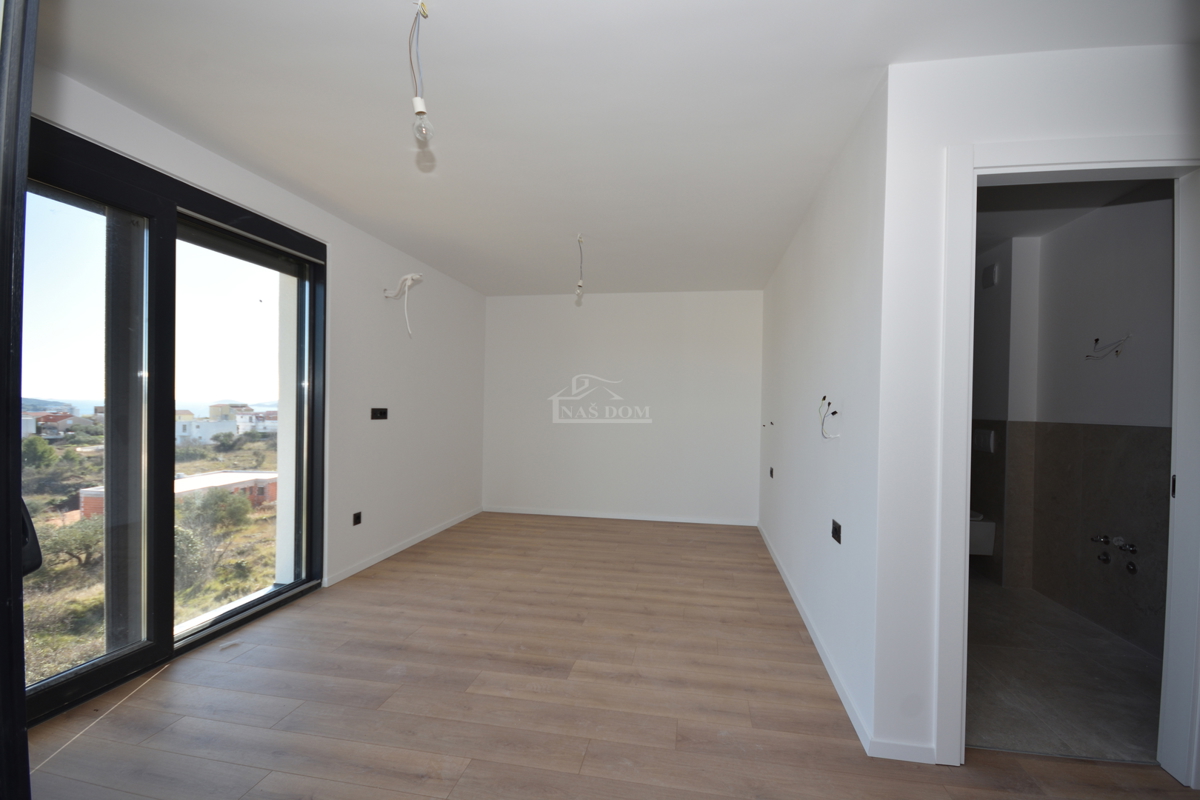 Vodice - dvojna hiša S2 s bazenom, pogled na morje