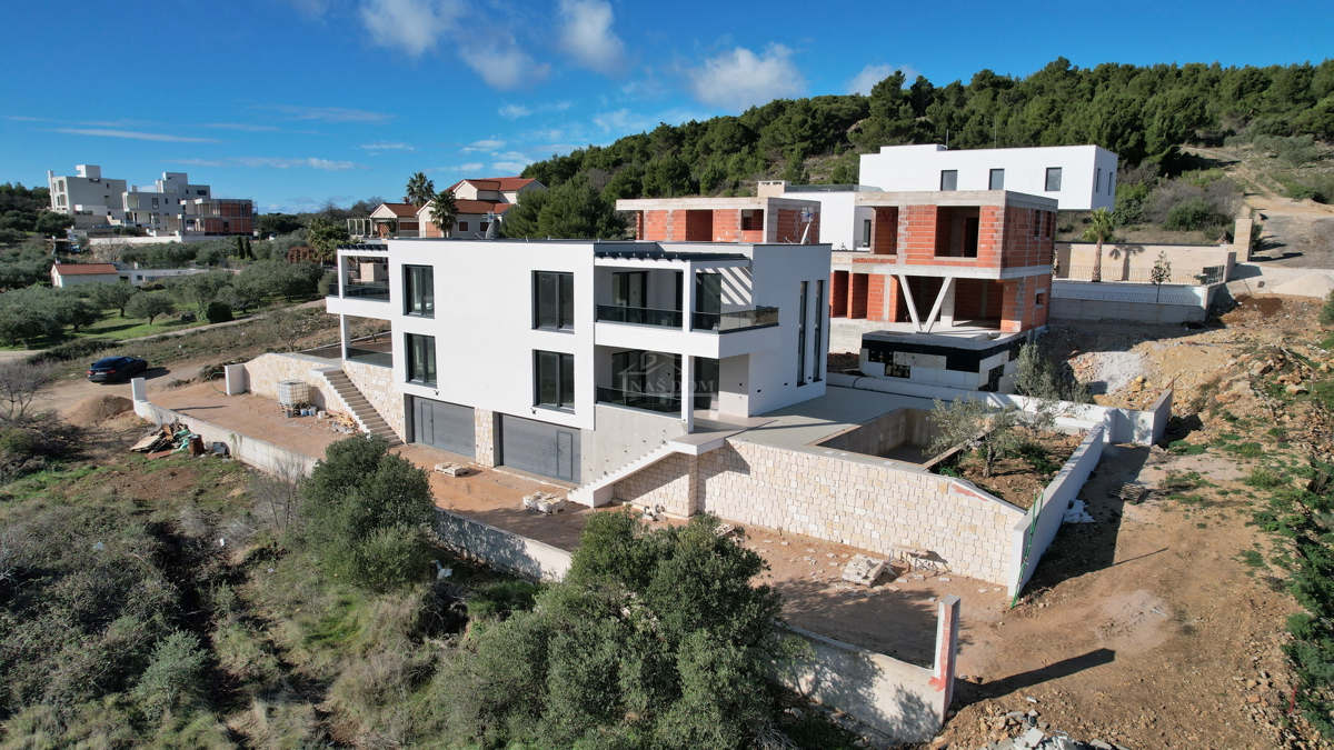 Vodice - dvojna hiša S2 s bazenom, pogled na morje