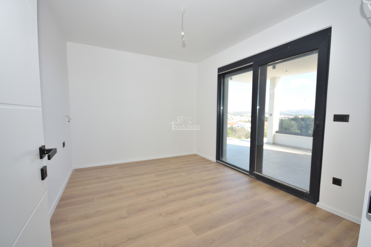 Vodice - dvojna hiša S2 s bazenom, pogled na morje