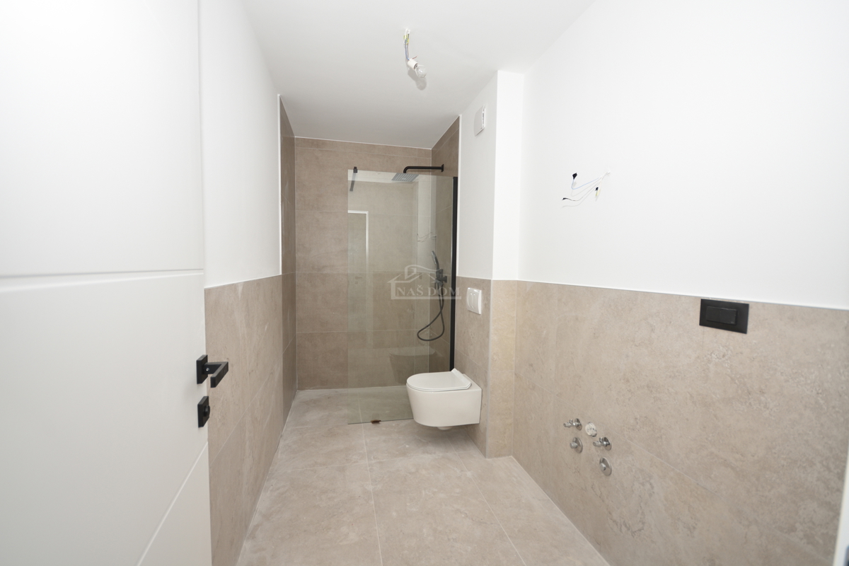 Vodice - dvojna hiša S2 s bazenom, pogled na morje