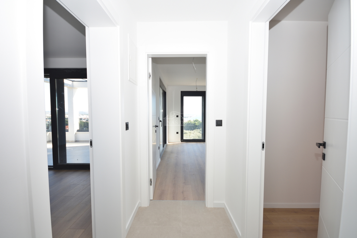 Vodice - dvojna hiša S2 s bazenom, pogled na morje