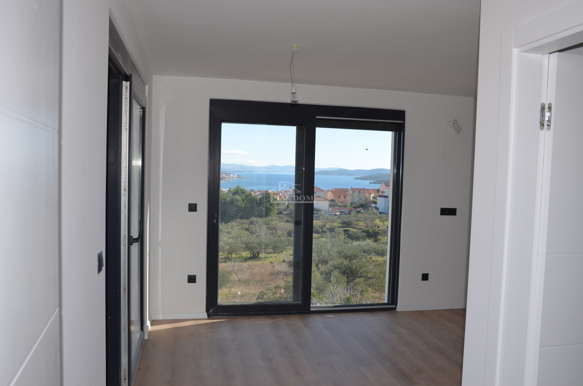 Vodice - dvojna hiša S2 s bazenom, pogled na morje