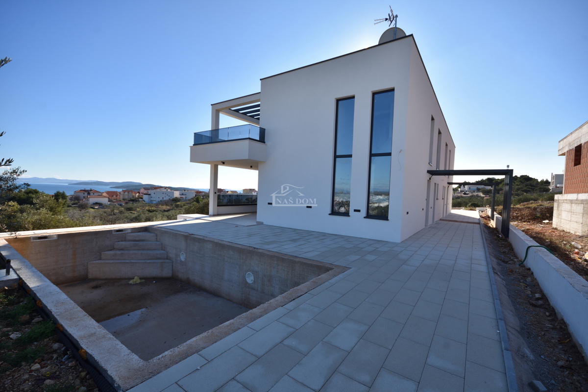 Vodice - dvojna hiša S2 s bazenom, pogled na morje