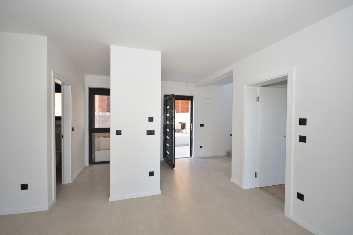 Vodice - dvojna hiša S2 s bazenom, pogled na morje