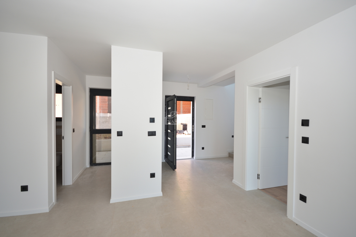 Vodice - dvojna hiša S2 s bazenom, pogled na morje