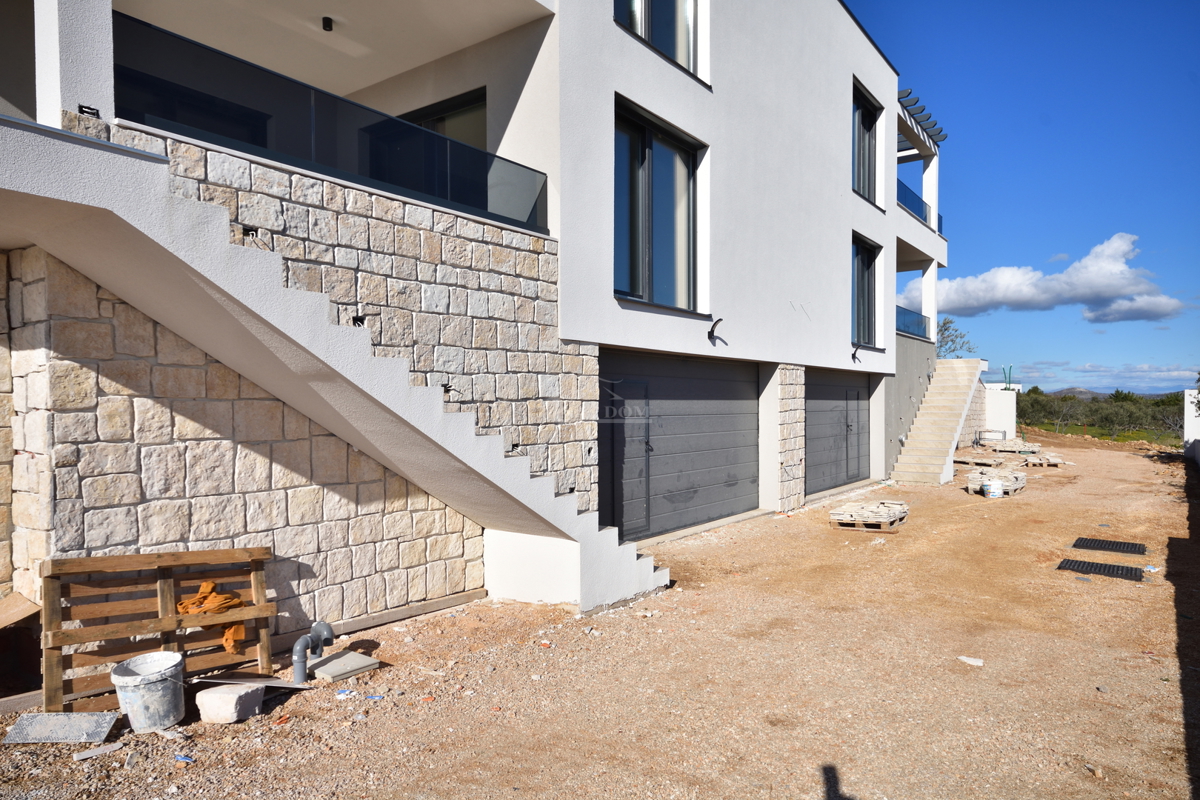 Vodice - dvojna hiša S2 s bazenom, pogled na morje