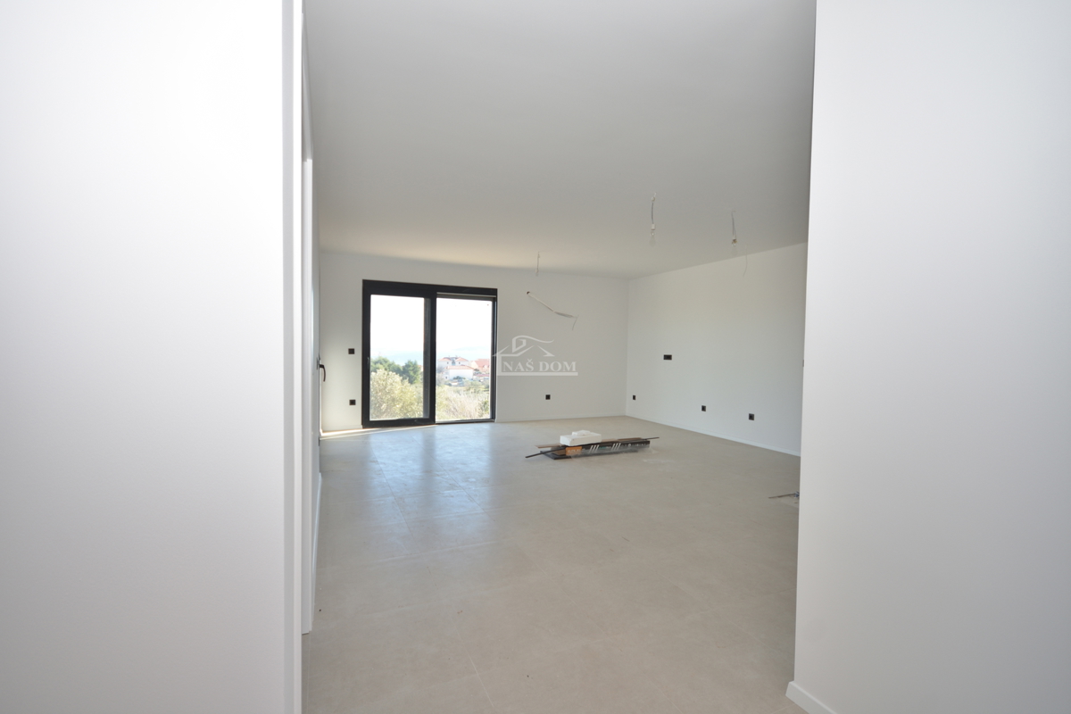 Vodice - dvojna hiša S2 s bazenom, pogled na morje