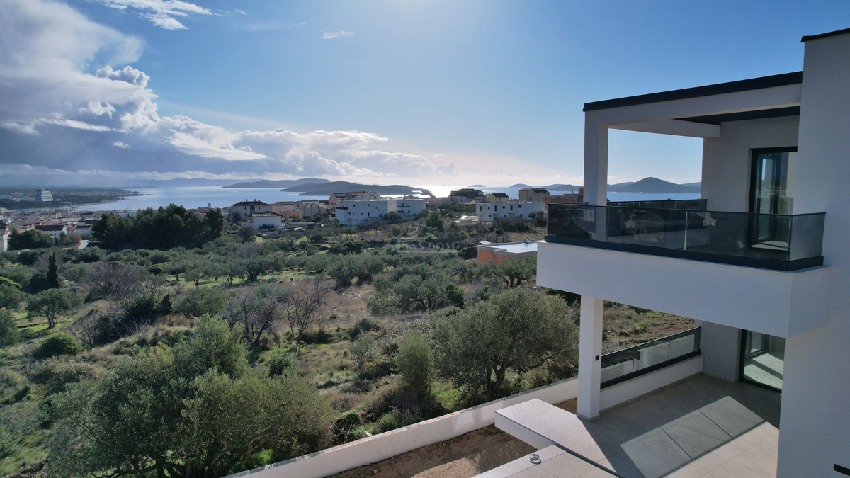 Vodice - dvojna hiša S2 s bazenom, pogled na morje