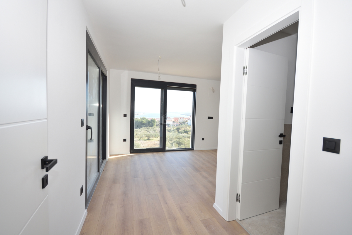 Vodice - dvojna hiša S2 s bazenom, pogled na morje