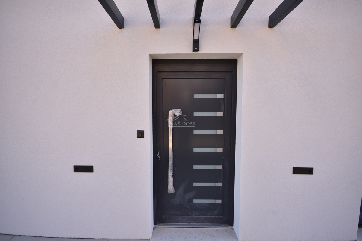 Vodice - dvojna hiša S2 s bazenom, pogled na morje