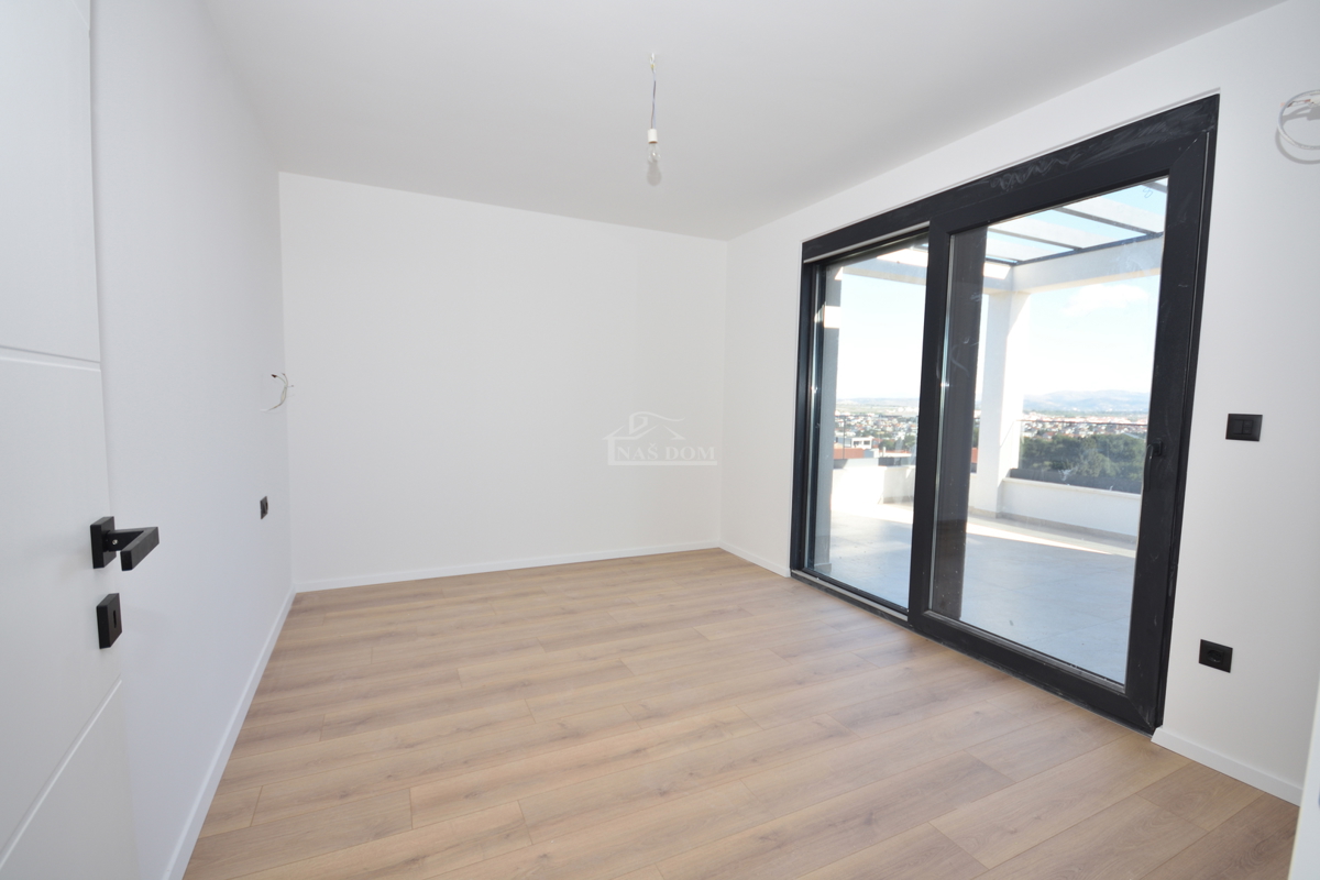 Vodice - dvojna hiša S2 s bazenom, pogled na morje