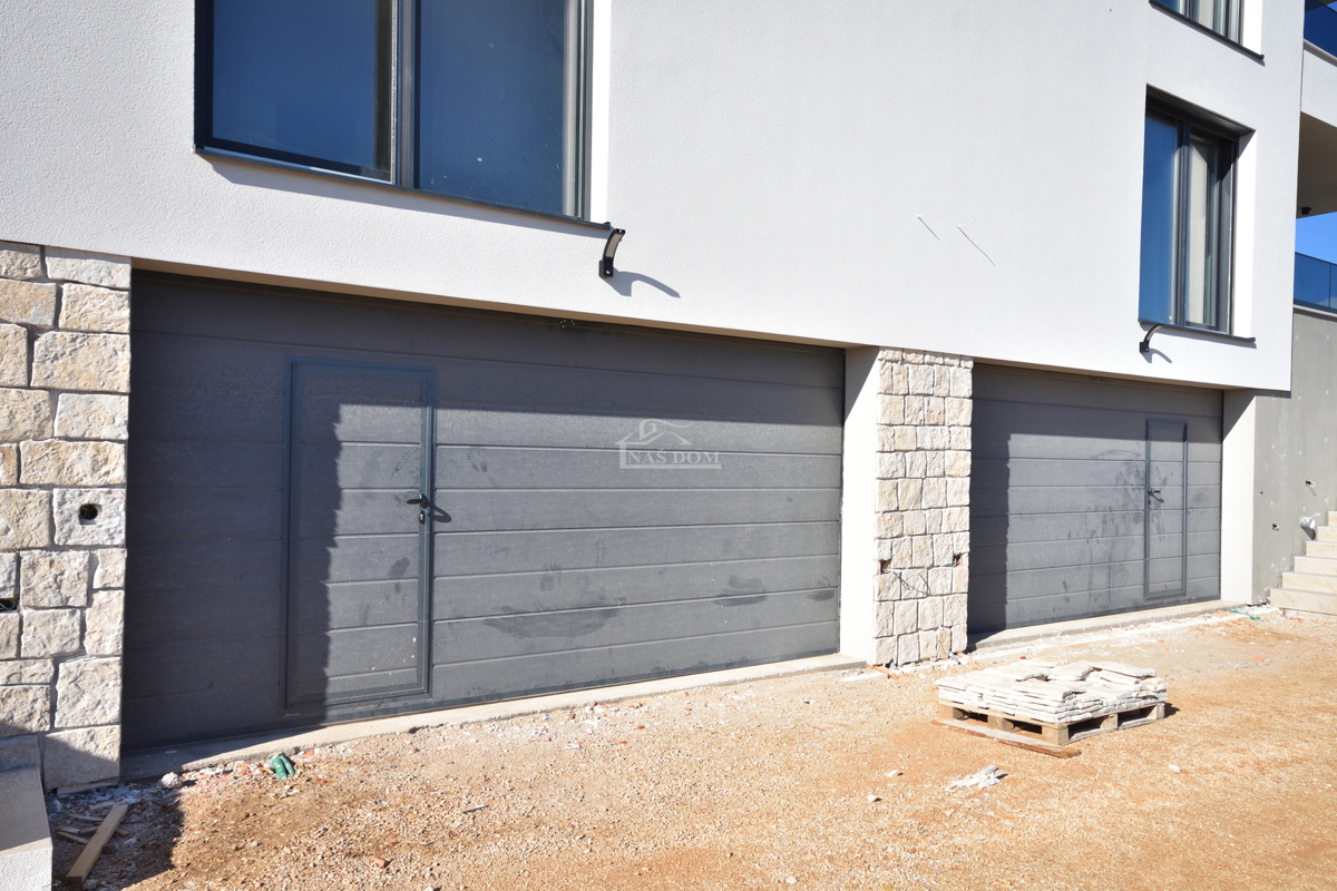 Vodice - dvojna hiša S2 s bazenom, pogled na morje