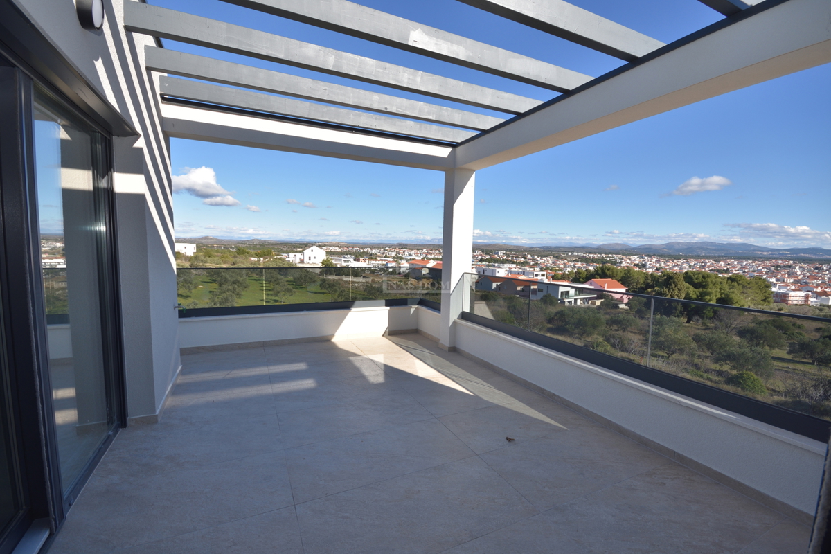 Vodice - dvojna hiša S2 s bazenom, pogled na morje