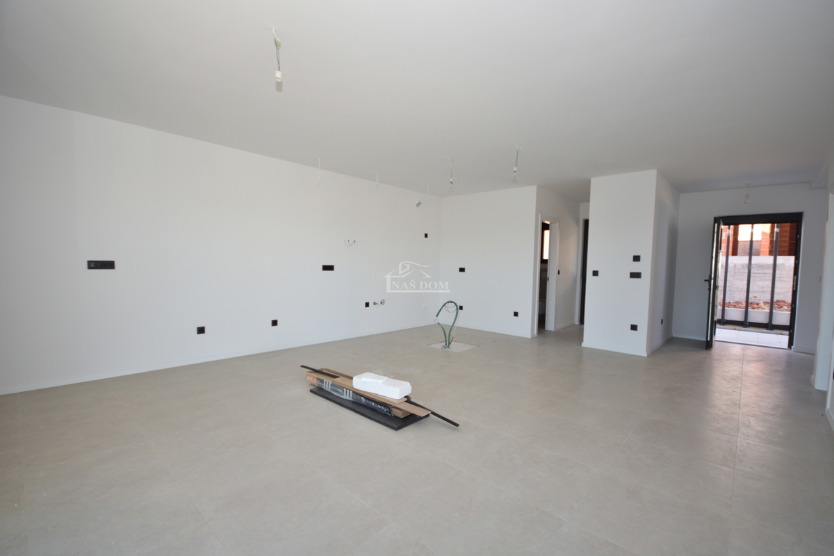 Vodice - dvojna hiša S2 s bazenom, pogled na morje